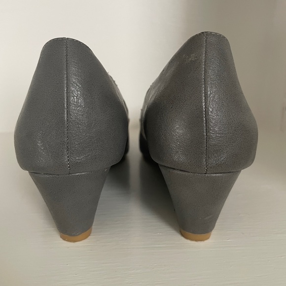 Journee Collection Women's Pumps Round Toe Heels size 8 - Picture 4 of 6